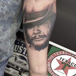 Portrait d'homme au chapeau en noir et gris sur l'avant-bras