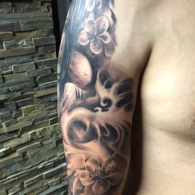 Demi-manche florale japonaise en noir et gris sur le bras