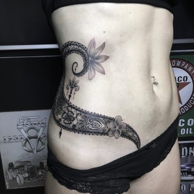 Dentelle et lézard en noir et gris sur la hanche