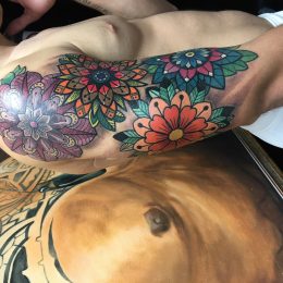 Manche fleurs et mandala en couleur, bras levé