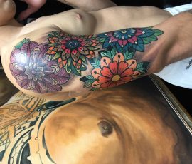 Manche fleurs et mandala en couleur, bras levé