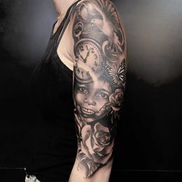 Manche, portrait et fleurs en noir et gris