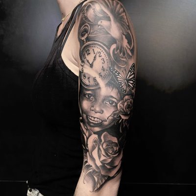 Manche, portrait et fleurs en noir et gris