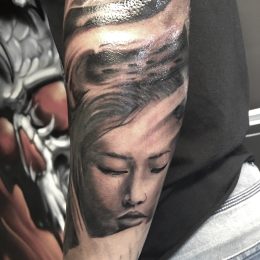 Portrait de femme asiatique en noir et gris sur le bras