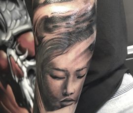Portrait de femme asiatique en noir et gris sur le bras