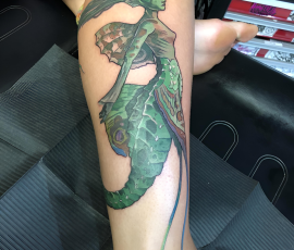 Sirène verte en couleur sur le bras