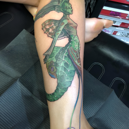 Sirène verte en couleur sur le bras