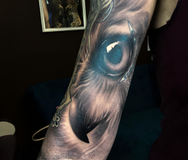 Manche réaliste en noir et gris, œil bleu