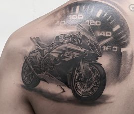 Moto et compteur de vitesse en noir et gris, réalisme sur l'omoplate