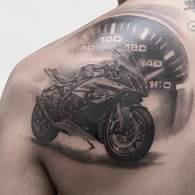 Moto et compteur de vitesse en noir et gris, réalisme sur l'omoplate