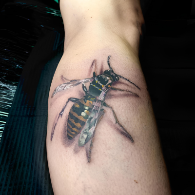 Abeille réaliste en couleur sur le bras