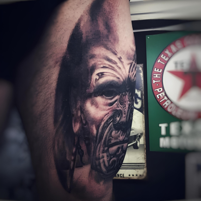 Masque maori en noir et gris, réalisme sur le bras