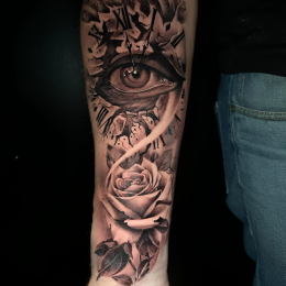 Œil et roses en noir et gris sur l'avant-bras