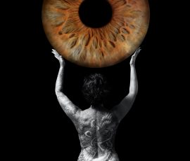 Photographie d'atelier en noir et blanc, dos tatoué