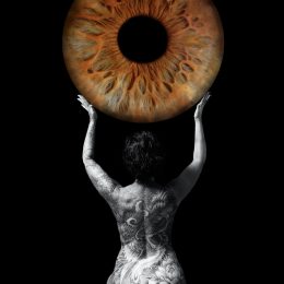 Photographie d'atelier en noir et blanc, dos tatoué