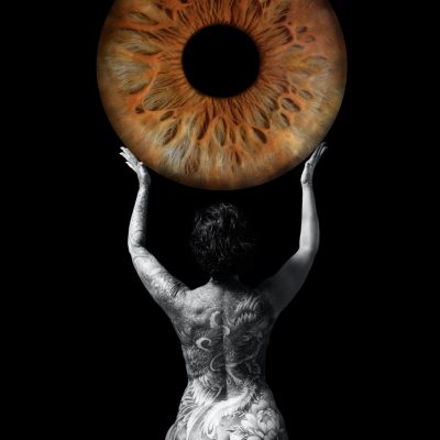 Photographie d'atelier en noir et blanc, dos tatoué