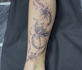 Volutes florales fines en noir et gris sur la jambe