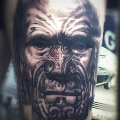 Masque maori en noir et gris, portrait en gros plan