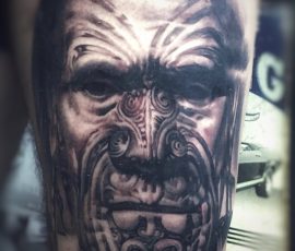 Masque maori en noir et gris, portrait en gros plan