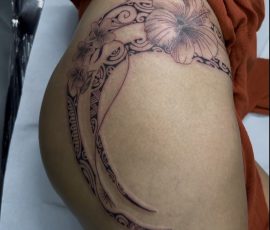 Fleurs et volutes en noir et gris sur la cuisse