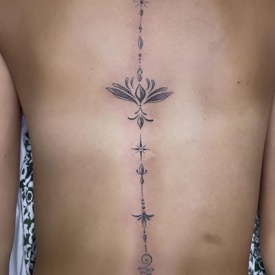 Lotus et ligne fine en noir et gris le long de la colonne