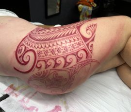 Motif polynésien fraîchement tatoué sur la hanche, séance terminée