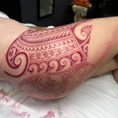Motif polynésien fraîchement tatoué sur la hanche, séance terminée