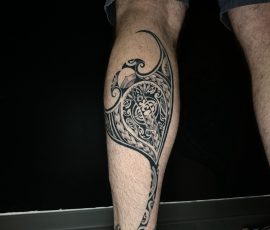 Motif polynésien en noir et gris sur le mollet