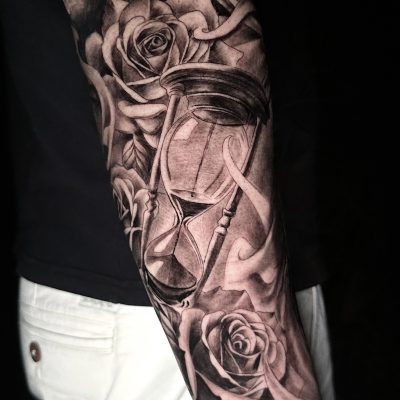 Manche, roses et ornements en noir et gris