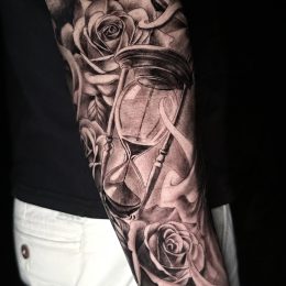 Manche, roses et ornements en noir et gris