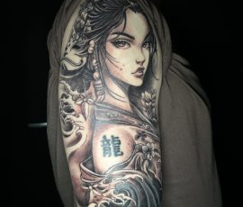 Manche japonaise en noir et gris, portrait et vague