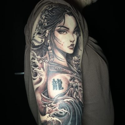 Manche japonaise en noir et gris, portrait et vague