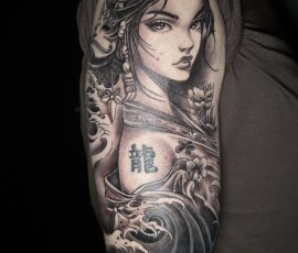 Manche japonaise en noir et gris, portrait et vague
