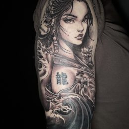 Manche japonaise en noir et gris, portrait et vague