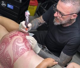 Séance de tatouage en cours, motif polynésien sur la hanche