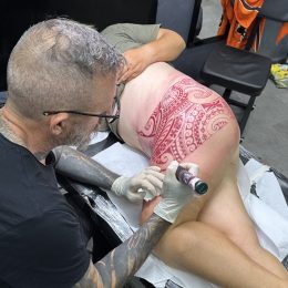 Séance de tatouage en cours, motif polynésien sur l'épaule