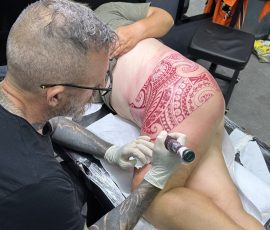 Séance de tatouage en cours, motif polynésien sur l'épaule