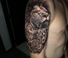 Lion et roses en noir et gris sur l'épaule