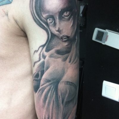 Portrait de femme en noir et gris sur le bras