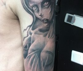 Portrait de femme en noir et gris sur le bras