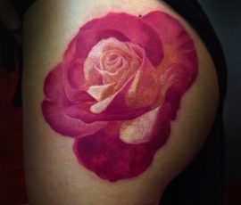 Rose en couleur sur l'épaule