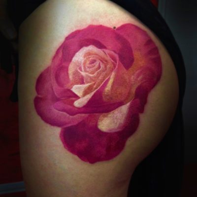 Rose en couleur sur l'épaule