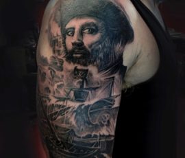 Portrait d'homme et scène maritime en noir et gris sur l'épaule
