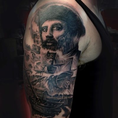 Portrait d'homme et scène maritime en noir et gris sur l'épaule