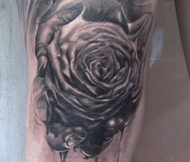 Rose en noir et gris sur le bras