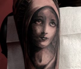 Portrait de madone en noir et gris sur le bras