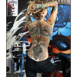 Photographie d'atelier, dos entièrement tatoué en couleur