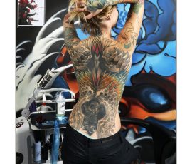 Photographie d'atelier, dos entièrement tatoué en couleur