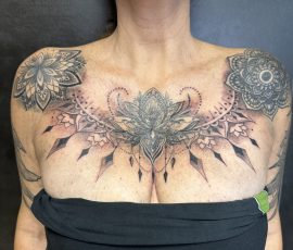 Ornement floral en noir et gris sur le buste