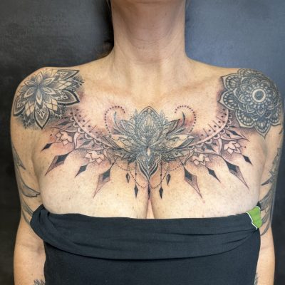 Ornement floral en noir et gris sur le buste